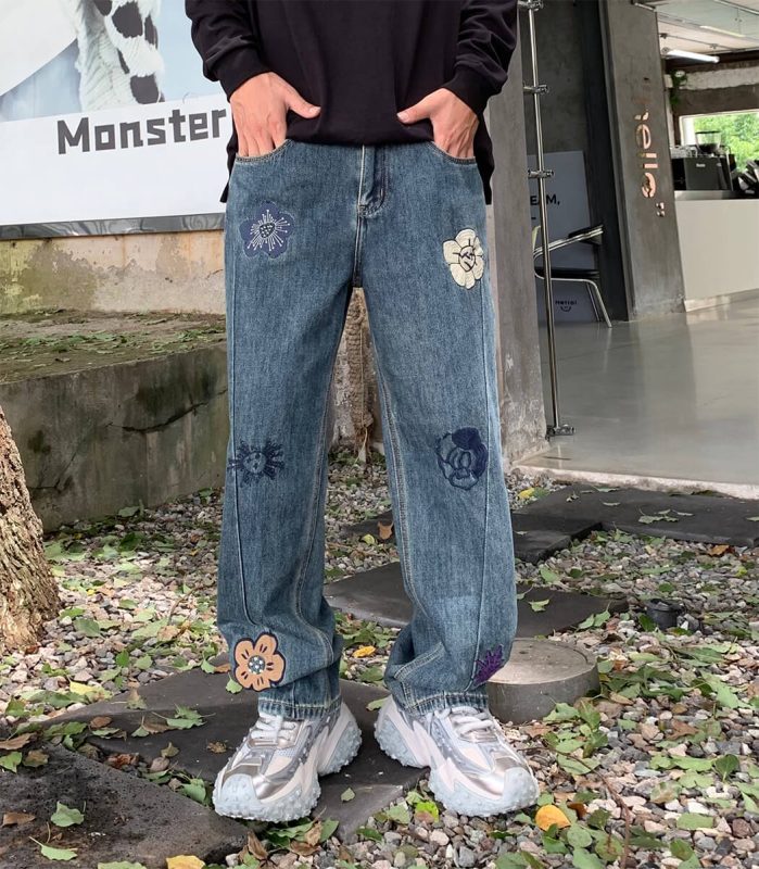 Indigo blue jeans with flower embroidery